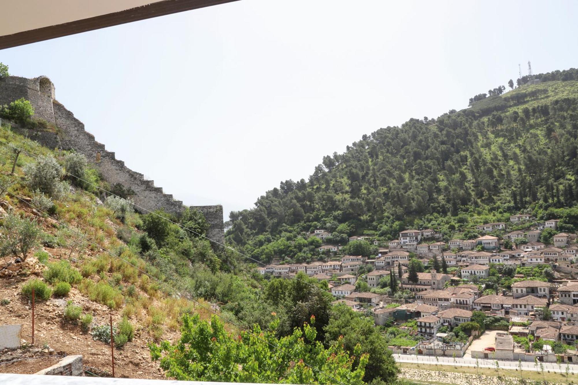 Vila Luen Berat Esterno foto