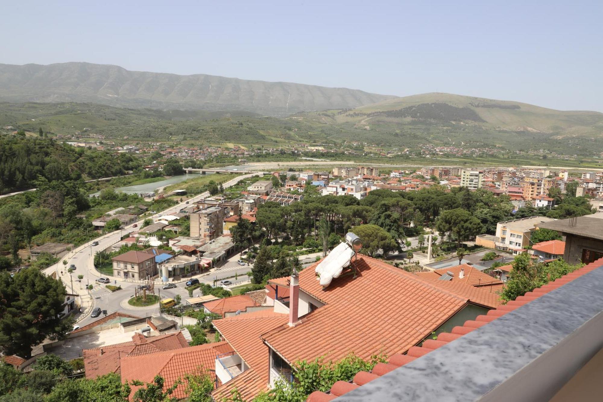 Vila Luen Berat Esterno foto