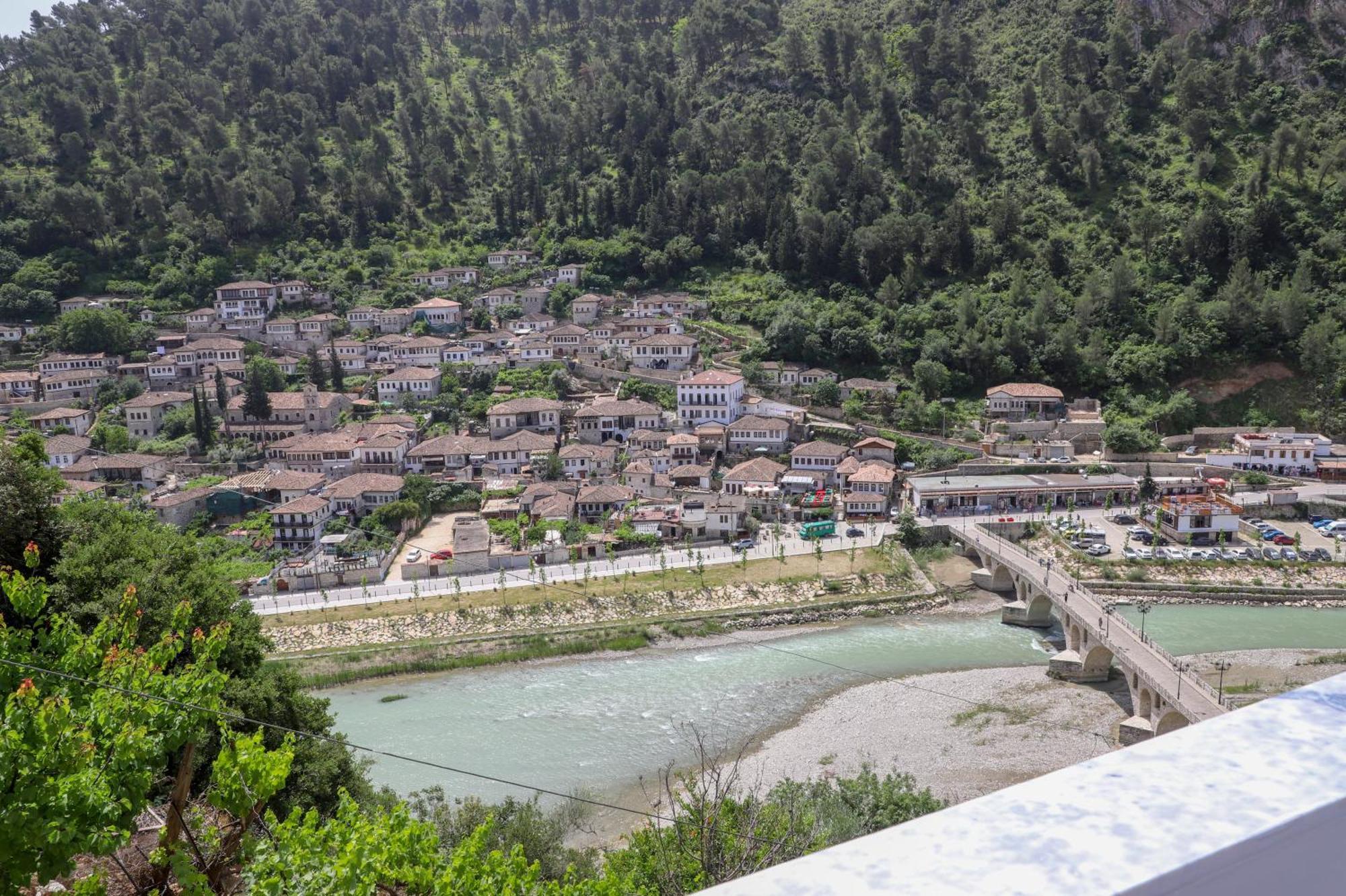 Vila Luen Berat Esterno foto