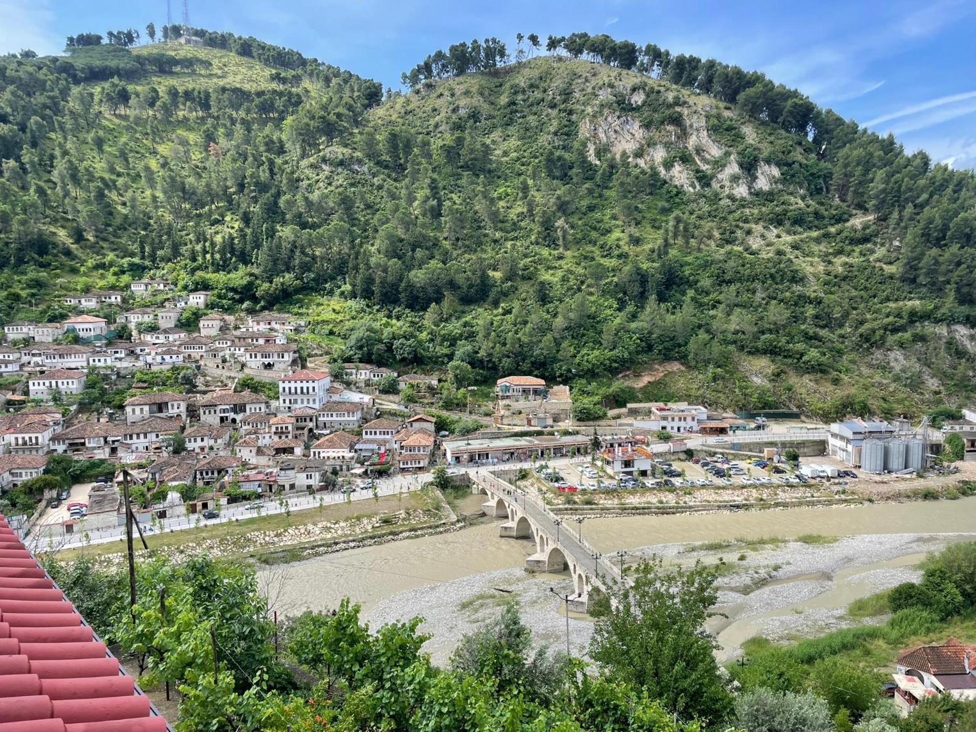 Vila Luen Berat Esterno foto
