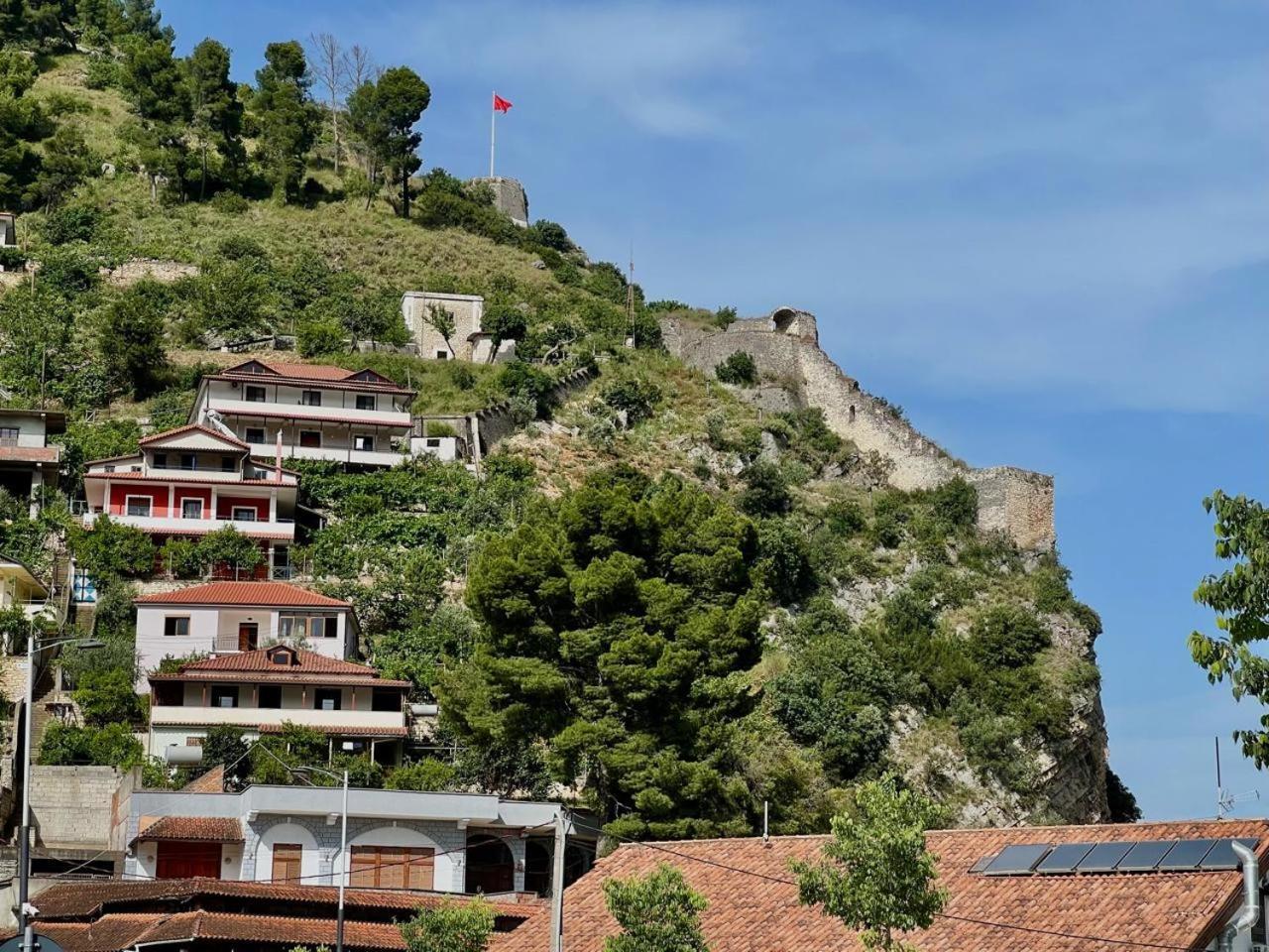 Vila Luen Berat Esterno foto